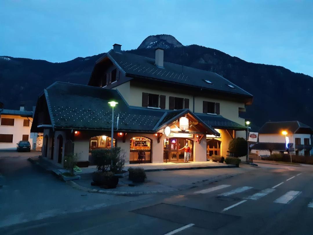 Le Grand Chatelard Hotel Bar Restaurant Sainte-Marie-de-Cuines 外观 照片